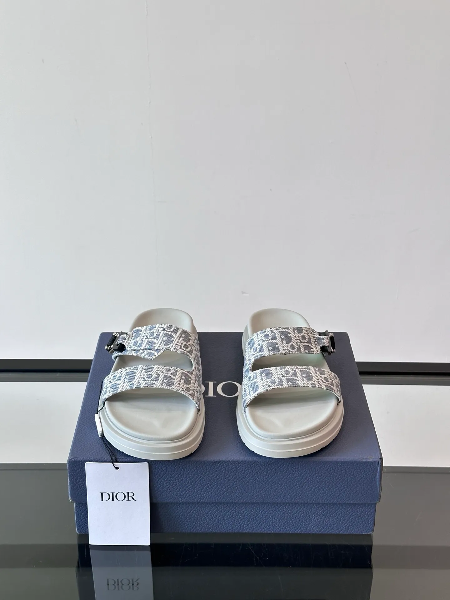 Factory price: 300💰Dior Aqua men's sandals and slippers. Showcasing Dior haute couture design. The Dior gray suede strap is accented with an aluminum Dior buckle for added style. Paired with a comfortable tonal notch sole, they pair easily with shorts or jeans for a sophisticated look. Main body: suede cow leather, technical fabric lining: cow leather, with adjustable straps, aluminum Dior buckle, Dior gray EVA insole, tonal notch rubber outsole splicing structure👌👌 size: 38-44 (45.46 customized)